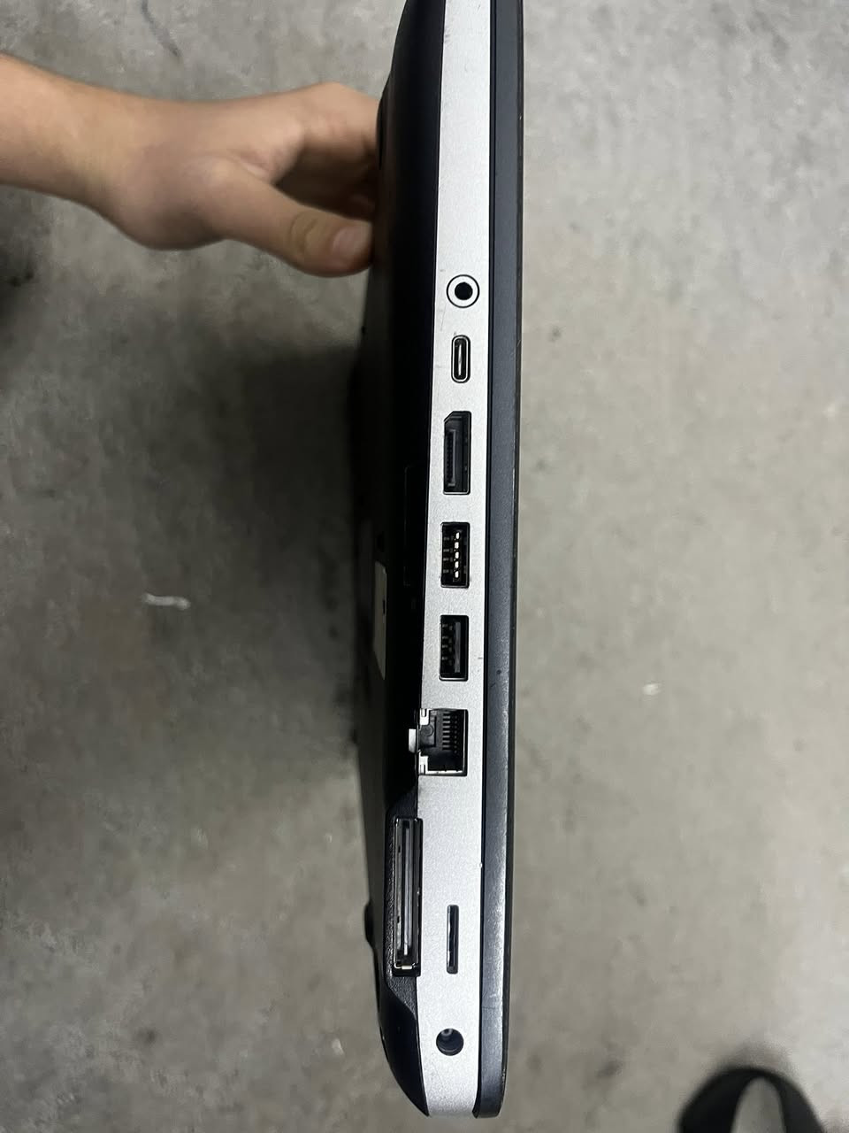 السلام عليكم حاسبةhp وياها ماوس وكيبورد ابو الاضويه الله شاهد الحسابه كلش نضيفه وما مستعملها بش شهر واحد علمود القرايه يعني بعدها جديده وياها جنطتها الاصليه وشاحنتها الاصليه بس بيها خلل واحد ما تشتغل اله عل شحن وسريعه وتكدر تنزل عليها العاب بس مو ألعاب ضخمه Hp
Core i5-7th
Ram 8
Ssd 256
شاشة ١٥.٦ شباب سعرها 200 قفل الله عليكم لحد يكسر بسعرها  *********** واتساب
