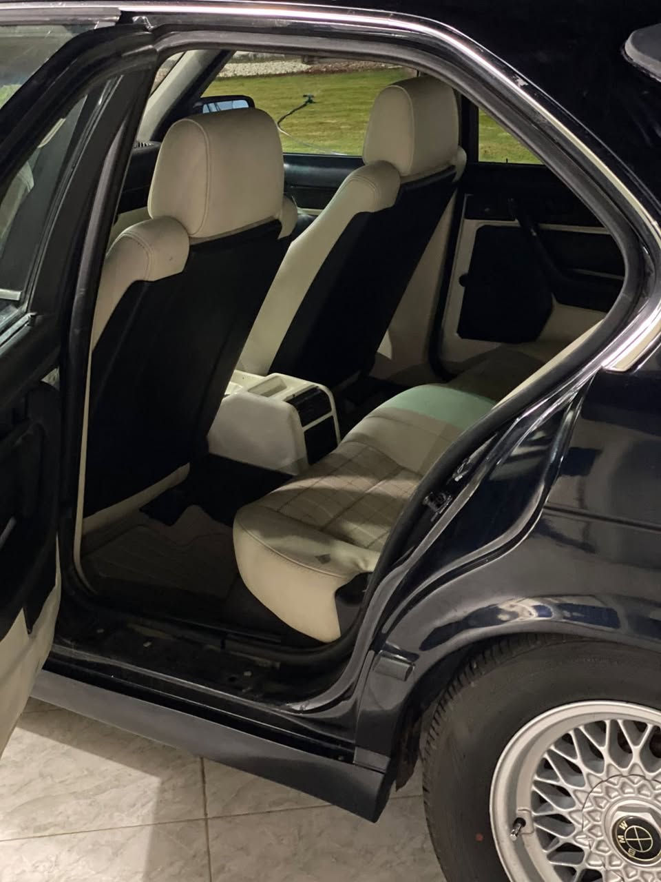 بيئم 525i 1991.
محرك مسكر فانوس كير ومكينه بشرط وحداديه بشرط تخم تاير السياره.
السيار فتحه.
السياره مصبوغه عام جماليه بدون حادث او خويس 
 وكير اوتو وشاشه وكشانه مدوشمه  جديد  ولايت منضومه زينون و ويل كب خليه تبريد شغال ثلج وشرط ترايك للبصره تحويل ثاني يوم رقم إنبار السياره
ومكان السياره الأنبار الرمادي
سعر السياره ب 48 وبيها مجال للشراي 
***********
