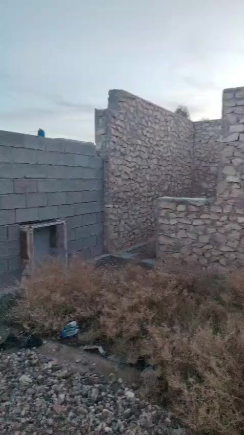 بيت للبيع في حي البكر غرب مدرسة مطلع الفجر و شرق جامع الحاج طه. 
 المساحة الكلية ٢٦٠ متر البيت مثل ما موضح بالصور و الفيديو.

واصله ماء و كهرباء نظامي 

السعر ٢٢ مليون و الشراي يجي يشوف البيت إذا اعجبه يتصل او يجي للبيت المقابل للهيكل هو بيت صاحبه (محسن صباح حردان العبيدي)
رقم الهاتف ***********
