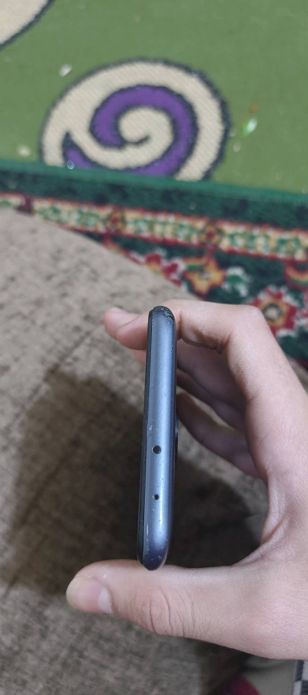 للبيع أو المراوسة: هاتف Redmi 9. الجهاز مستعمل بحالة جيدة، شاشته مقاس 6.53 بوصة تقريباً. توجد بعض الخدوش البسيطة في الشاشة، لكنها لا تؤثر على اللمس أو الأداء الداخلي أبداً. الظهر بحالة جيدة جداً مع ملامح بسيطة للاستعمال. السعر عند الاتفاق، ومستعد للمراوسة بأي عرض مناسب. للتواصل، يرجى إرسال رسالة."
حبيبي هذا Redmi 9 بأي نسخة بالضبط: 3/32 لو 4/64؟: 
النسخة الثالثة: 128 جيجابايت مساحة تخزين مع 6 جيجابايت
شكد عمر الجهاز؟ وبي أي صيانة أو تبديل سابق مثل بطارية أو شاشة أو مدخل الشحن؟: 
غيه تبديل شاشة فقط
البطارية شلونها هسه، تصمد زين لو بيها ضعف؟ وكل الوظائف شغالة طبيعي مثل الكامرة، السماعة، المايك والواي فاي؟: 
نعم كل شيء شغال وبشكل جميل 
الجهاز ويا الشاحن/الكرتون/العلبة لو بس الموبايل؟: 
فقط الهاتف 
وين موقعك بالعراق حتى إذا واحد يريد يشتري يگدر يستلم إيد بإيد؟: 
اناصرية في الصالحية