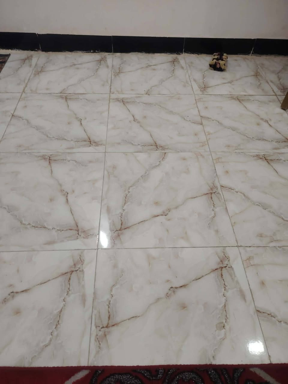 السلام عليكم توفر بيت للبيع بنزله الزراعه قريب على مولده 100متر الواجهيه 5ونزال 20بي غرفة وصاله ومطبخ وبراني وبي تخاريج داخلي وخارجي البيت كله سيراميك الاتصال على الرقم *********** في المشخاب
