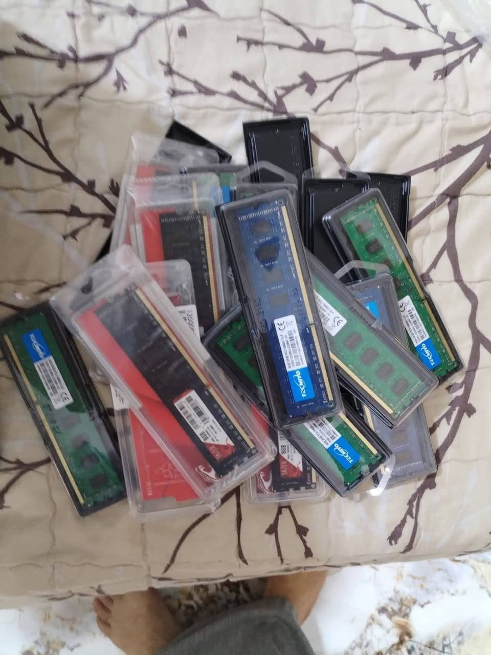 مني بيسي شباب للبيع بعده جديده ما مفتوحه السعر 65 الف وعندي رامات ddr3 عشرين رام جدد القطعه ب 4 الف وعندي كيسات هم جدد بس قديمات اعتقد ما مستعملات اثنينهن ب 75 الف وعندي كيبورد عدد 4 ابني يشتغل بالامزون ويطلعن شغلات حاسبات للاتصال *********** بغداد حي الاعلام

