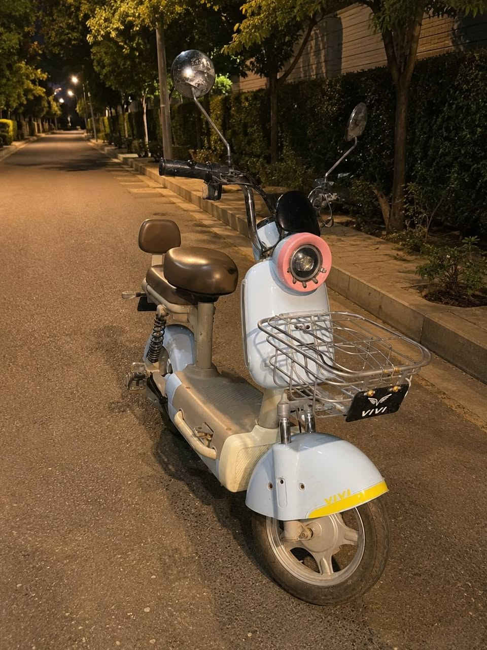 للبيع دراجة كهربائية VIVI 🚲⚡
نظيفة وحالتها جيدة، شكلها مرتب وسواقتها مريحة.
الملاحظة الوحيدة: البطارية خربانة وتحتاج تبديل.
السعر: 300 ألف دينار عراقي (قابل للنقاش للجادين).
مستخدم لفتره قصيره مشتري ب500 واببعه ب300
مع الچادر وبطاريه الشحن لشحن الدراجه . 
اللي جاد بالشراء يراسلني على الخاص.
للاستفسار مراسله هذا الرقم ***********
