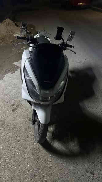 السلام عليكم للبيع أو مراوس.  Pcx جيل ثاني ياباني ١٥٠ سكيورتي. دراجه خرسه كهربائيات كلها شغالة حساسات سدحام ستان كيلو متر كلها شغالة الدراجة مكفولة من كل شيء تجي تأخذها من الباب دراجة ما صارلي أسبوع من جفتتها السعر مليون و 400 وبيها مجال و إذا ما عندك تجي تأخذها بلاش وتروح المكان بغداد مدينة الصدر الكفاءات الرقم                        ( ***********) اوراقها كاملة مكملة
