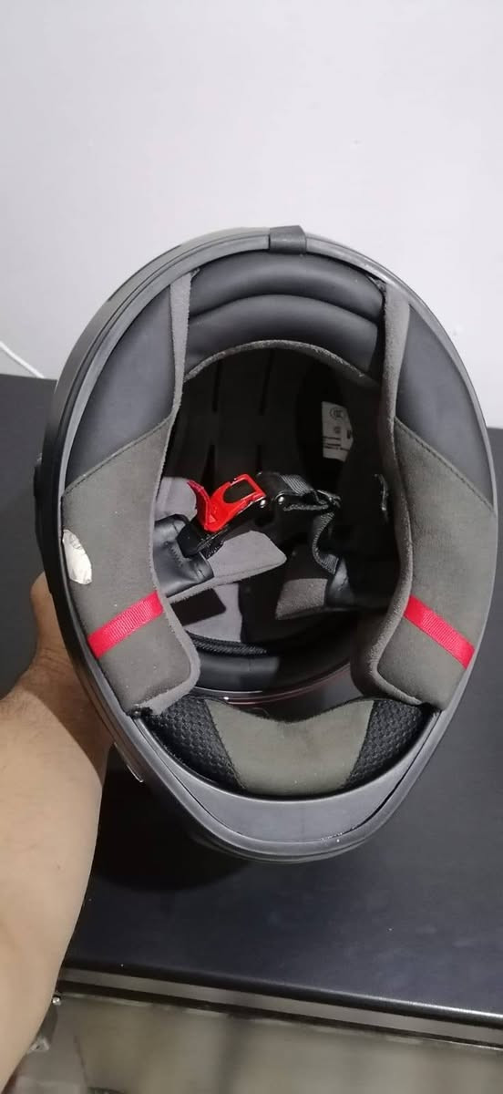 خوذه باله نظافتها شرط بل كارتون حجم لارج لونها اسود طافي مزوده بفتحات هواء للتقليل من التعرق ومزوده بجامه شفافه نقيه حاصله على شهادة دوت بشكل كلاسك جميل 
للاتصال *********** واتس اب فقط
