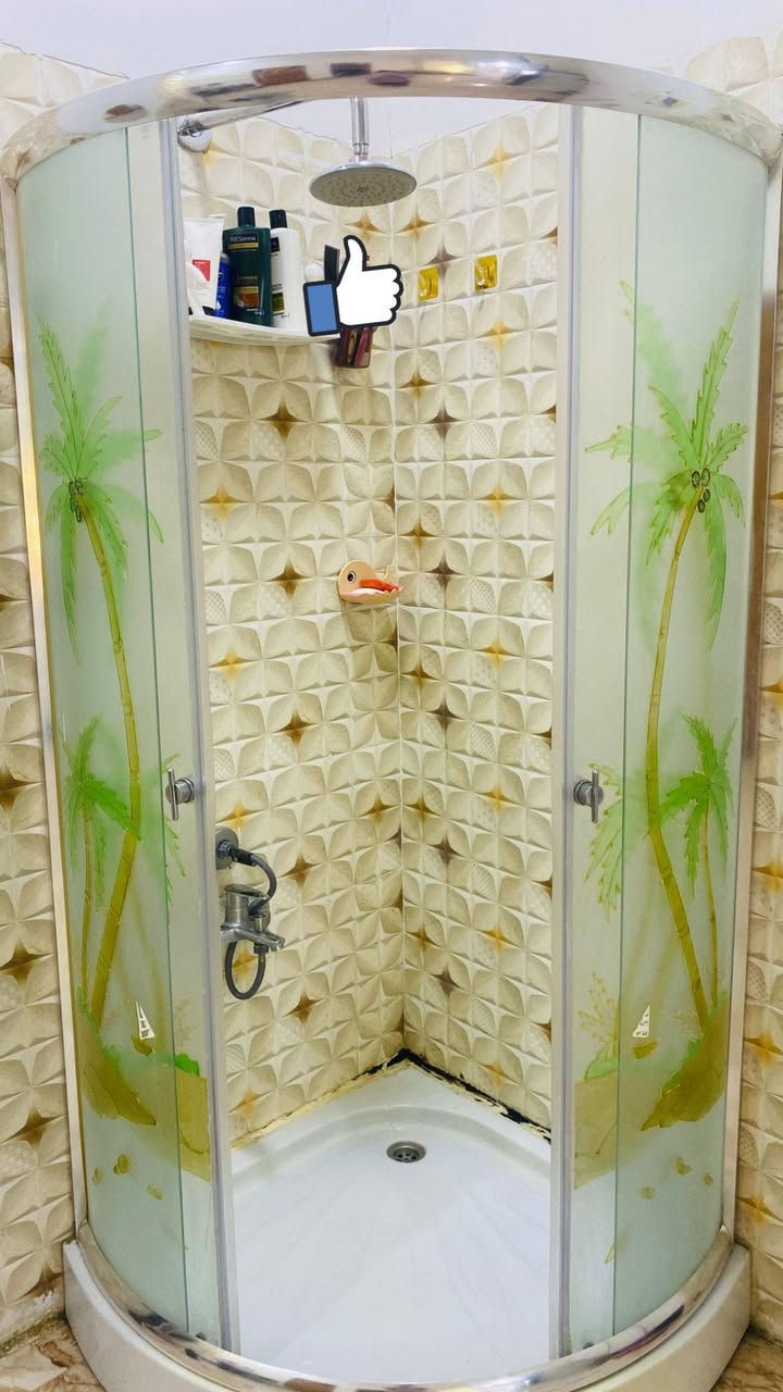 كابينة شاور زاوية (Shower Enclosure) مزودة بزجاج سيكوريت مثلج ومنقوش برسومات أشجار النخيل، وتأتي مع شاسيه من الألمنيوم اللامع وقاعدة (صينية) بيضاء.


**إذا كنت صاحب هذا الإعلان وتريد حذفه لأي سبب، رجاءا أرسل رسالة إلى الدعم الفني**