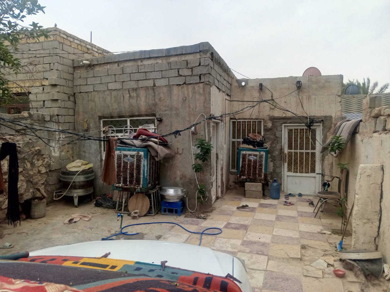 دار للبيع مساحه 100 متر  العنوان خلف ال بلهيل يحتوي عله غرفه وصاله ومطبخ مفتوح عل صاله وبراني صحيات خارجيه  استفسار اتصال عل الرقم بي واتساب***********
