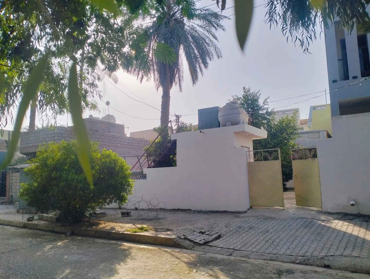 بيت للأيجار المساحة 500متر
موقع البيت بعقوبة التحرير حي الاوقاف مقابل معهد الفنون الجميلة مجاور منتزه التحرير البيت يحتوي على 7غرف وطابقيين ويحتوي على كراج يتسع ثلاث سيارات البيت مرمم جديد يحتوي على حمام وصحيات داخليات وحمام وصحيات خارجية ومقابل البيت حدائق واسعه كما موضح في الصور البيت يرهم لعائله ولمخزن أو لمدرسة أو لروضه أو لمكتب وفيه حديقه داخليه واسعه والبيت لا يتأثر بل امطار نهائيآ لانه عالي عن الشارع الرقم للتواصل والاستفسار /***********
