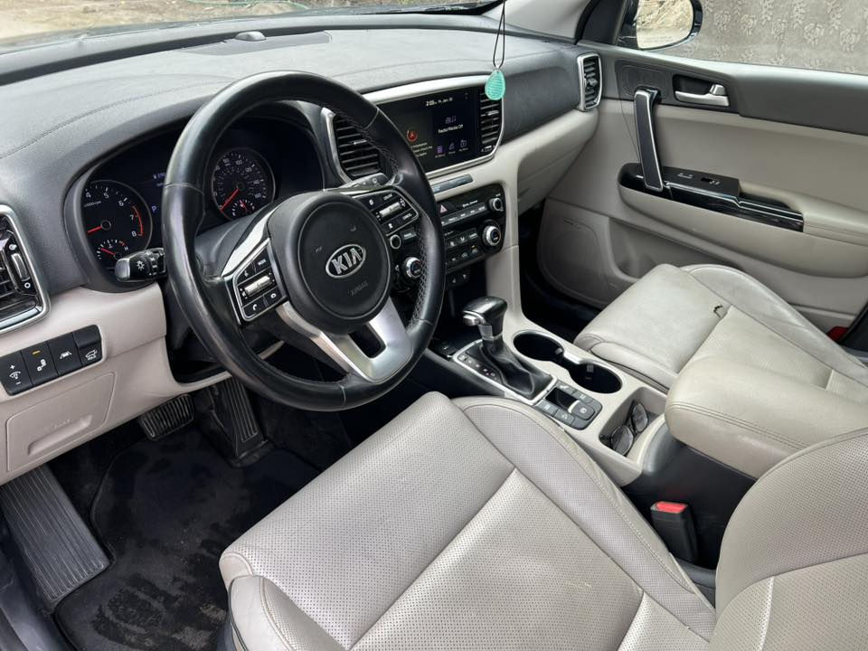 سبورتج موديل 2022
وارد امريكي بية صبغ ست قطع 
سيارة كلش حلوة وكل نقص مابية 
فول بنرومة كشن جلد بصمة صندوك شفط كهربائي
داخل بيجي  
كاملة وكل نقص مابية
بسمي تحويل رقم بغداد 
مكاني بغداد جسر ديالى جديد 
رقمي ***********
