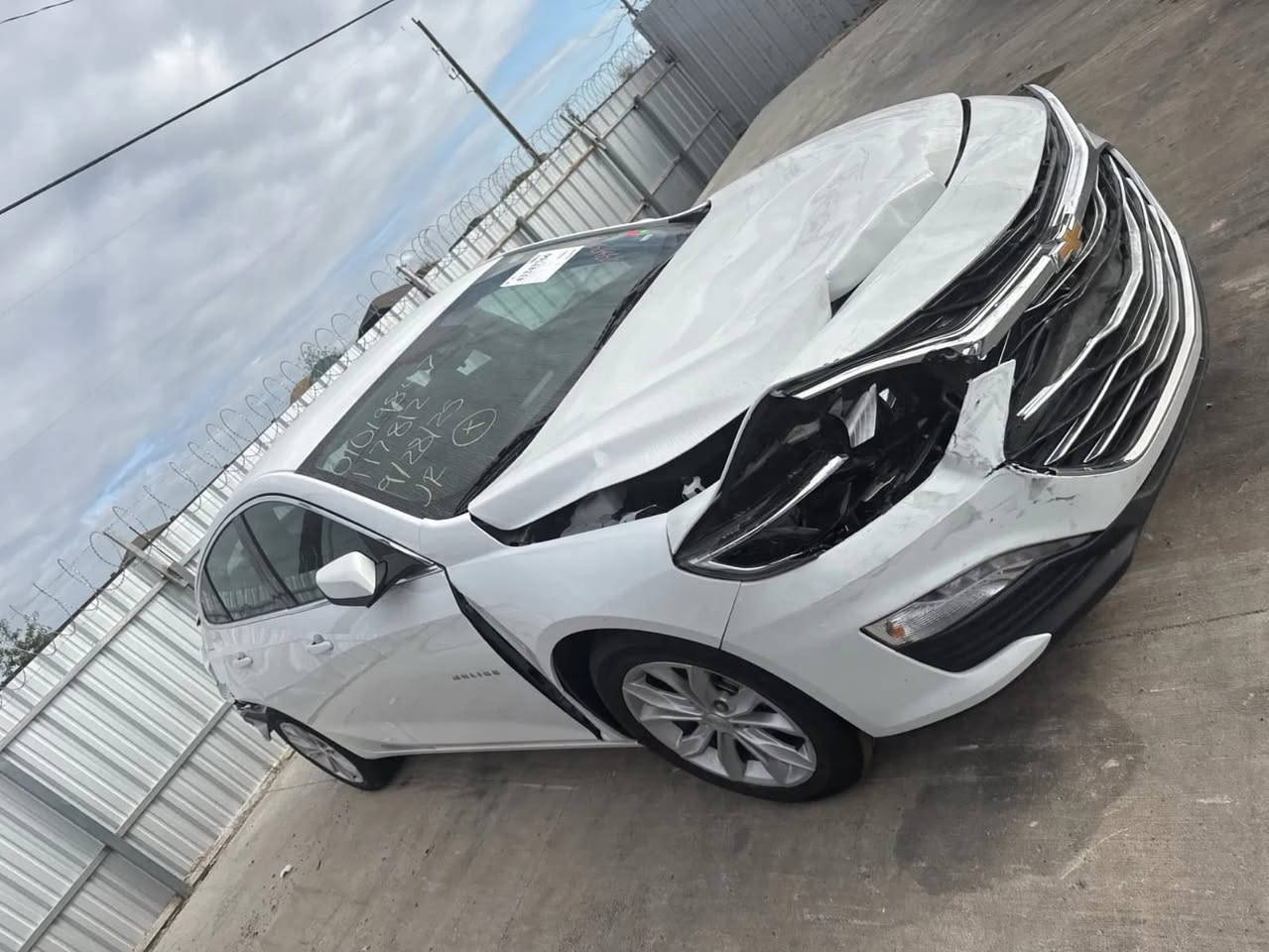 السلام عليكم 
ماليبو 2025 lt 
السيارة حاليا بجبل علي توصل ام قصر ١٠-١ 
السعر مطروحة بلبصرة 70 ورقه وماكو ٢٥ بهيج سعر 
للاستفسار ***********
