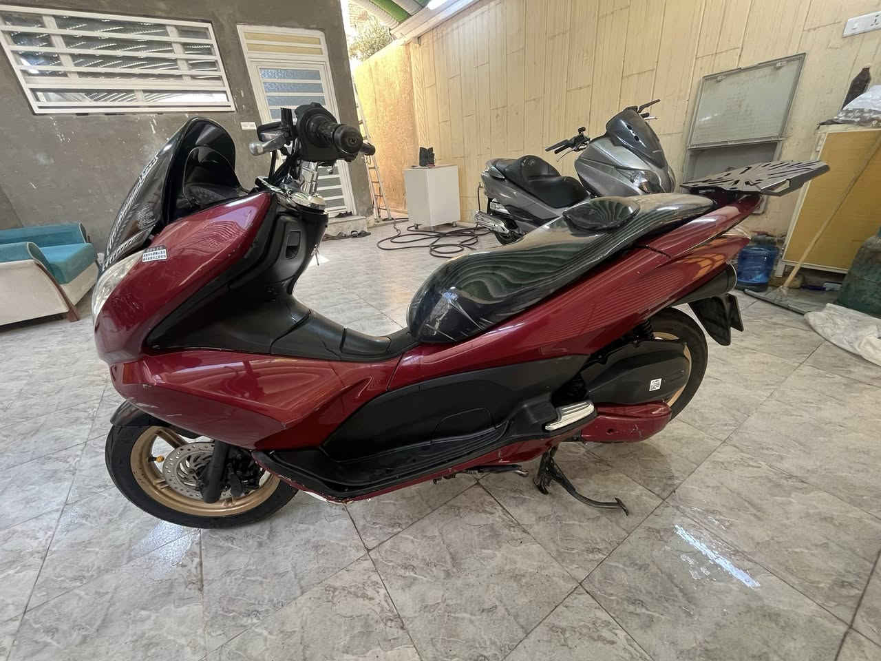 السلام عليكم                                                              شباب دراجه pcx ياباني لون 
احمر  حجم المكينه 150c دراجه مكفوله كفاله عامه حساسات كله شغال حساس A وحساس استان حساس حماوه كله شغال بل حقيقه احله من الصور       
العنوان :- واسط - كوت - حيدريه 
الرقم :- *********** 
السعر :- 13$ ورقه وبيها مجال للشراي 
شباب الي مو شراي لا يتعبني
