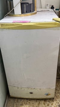 ثلاجه صغيره للبيع سعرها 35 الف الي يريدها يدخلي خاص او ع رقم واتس 0775...