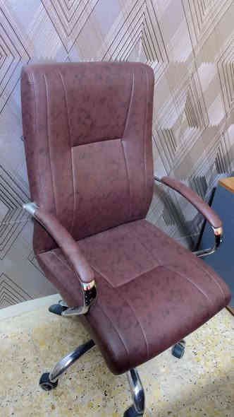 السلام عليكم ميز مكتبي للبيع  بعده بجيسه ما مستخدم ابد   ويا كرسي  للستفسار ولتصال.  
***********هاتف 
***********واتساب 
مكاني بغداد
