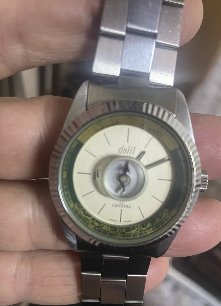 ساعة دليل المسلم 
نصب تكويك سويسري 
              فنتج قديم ( الثمانينات )
القطر 35 ملم 
بوصلة لأتجاه القبله 
الهيكل مصنوع من الفولاذ
المقاوم للصدأ
نسبة النظافه ‎%‎99 
وقت مضبوط جداااااااً
السعر 150 ألف 
للمهتم خاص ***********
المكان كركوك يوجد توصيل
