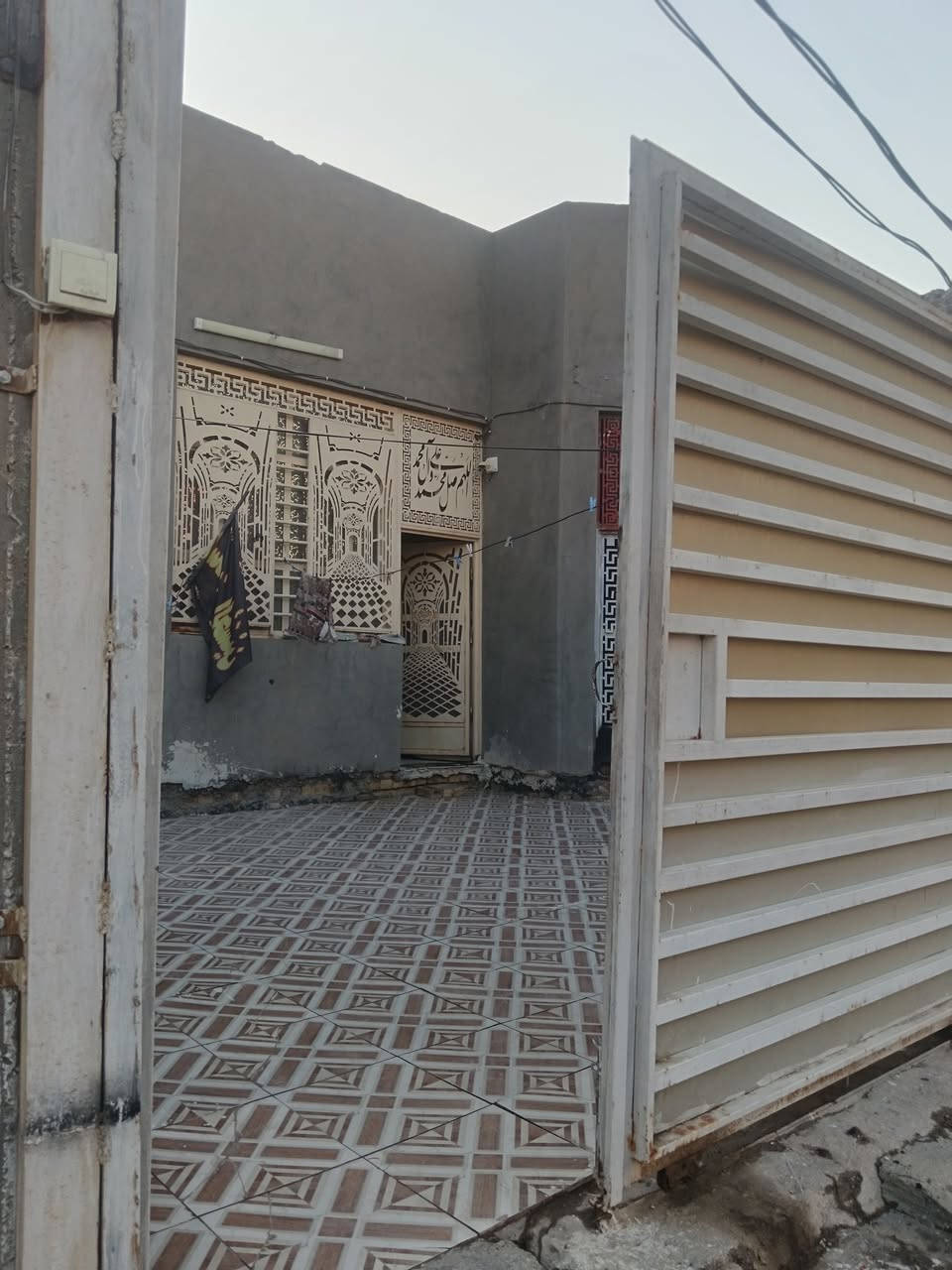 بيت للبيع في حولي الخصيمه مقابيل عرصات حجي هندي مقابل مجمع فدك 200 متر واجهيه ١٠ نزال ٢٠ السعر ٨٠  وبي مجال  الاستفسار ***********
