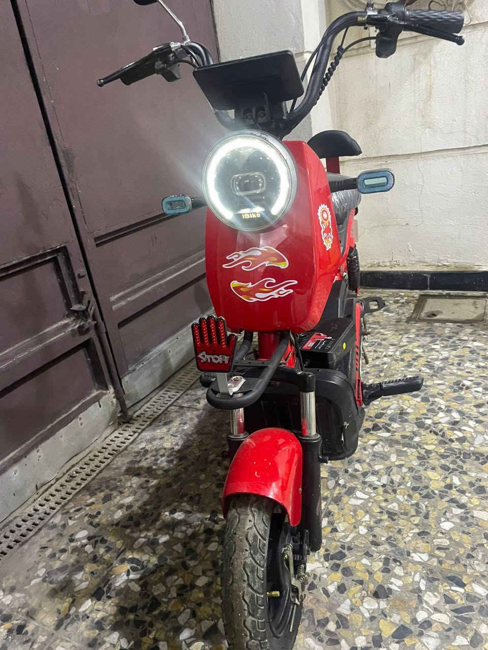 ااسلام عليكم دراجه نضيفه كلش 
حجم 14
بطاريات بحاله جيده 
كهربائيات كلهه شغاله
مرايات 
شاحنه جديده 
تايرات جدد 
عرضهه 225
***********
