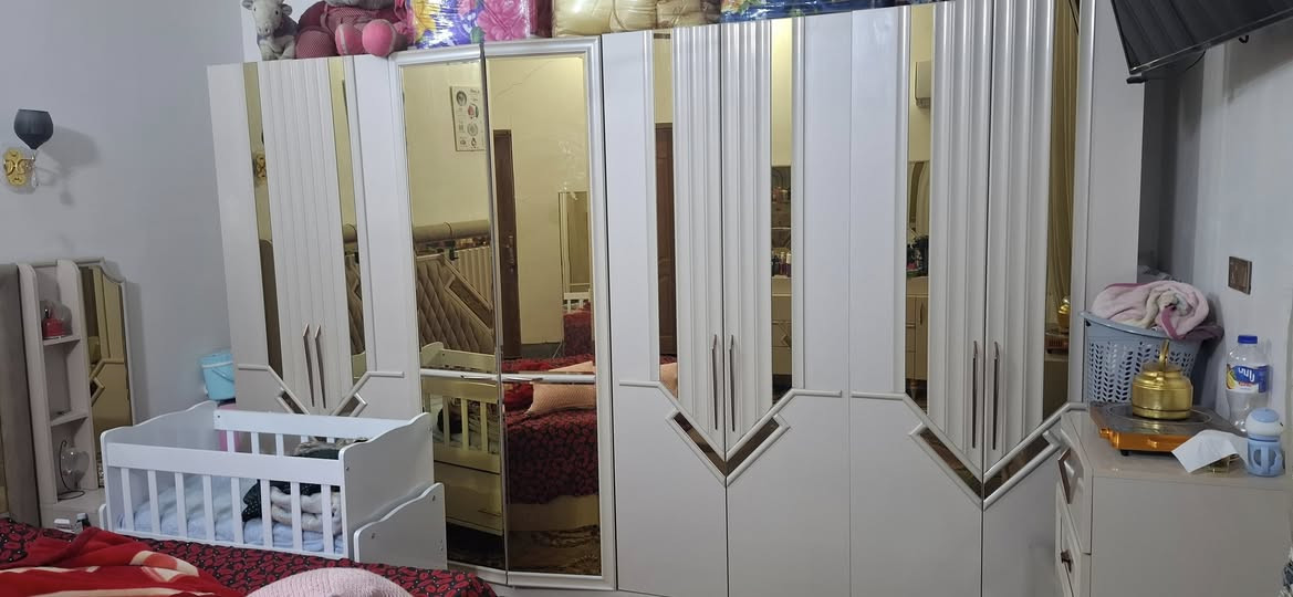 السلام وعليكم غرفه اخشاب جديده تركيه ٩ قطع 
مافتوحه مكان ورديه خارج
 الاستفسار***********
