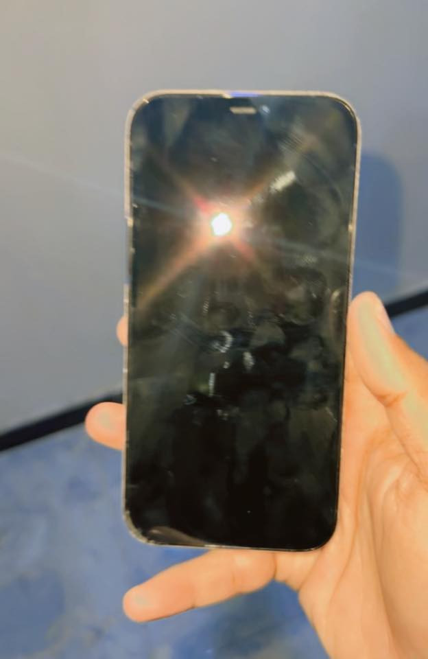 سلام عليكم ايفون 12 برو ماكس 
بطارية 86 مابدل بي شي 
جهاز بي ضربة خفيفة بضهر واني غلفتة 
و مرات يرست وحدة سبب رطوبة 
مكاني بغداد الزعفرانية 
*********** 
350 الف ❤️
