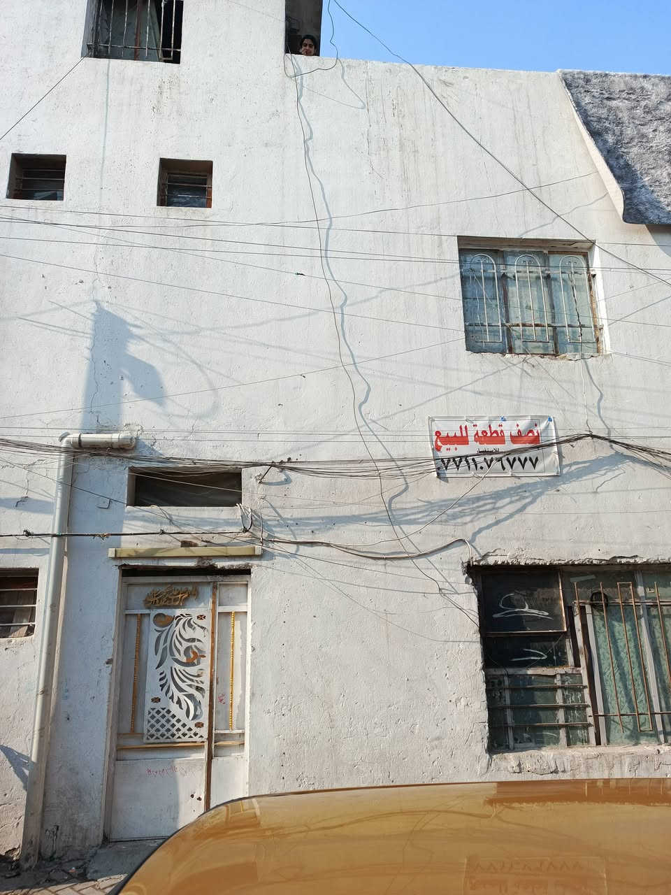 نصف قطعه مربعة بطن الركن قطاع 15 طابقين تحتوي على استقبال وترك على طول البيت وثلاث غرف نوم وبيتونه وسطح شتايكر للاستفسار الاتصال على الرقم ثاني بيت عن شارع***********
