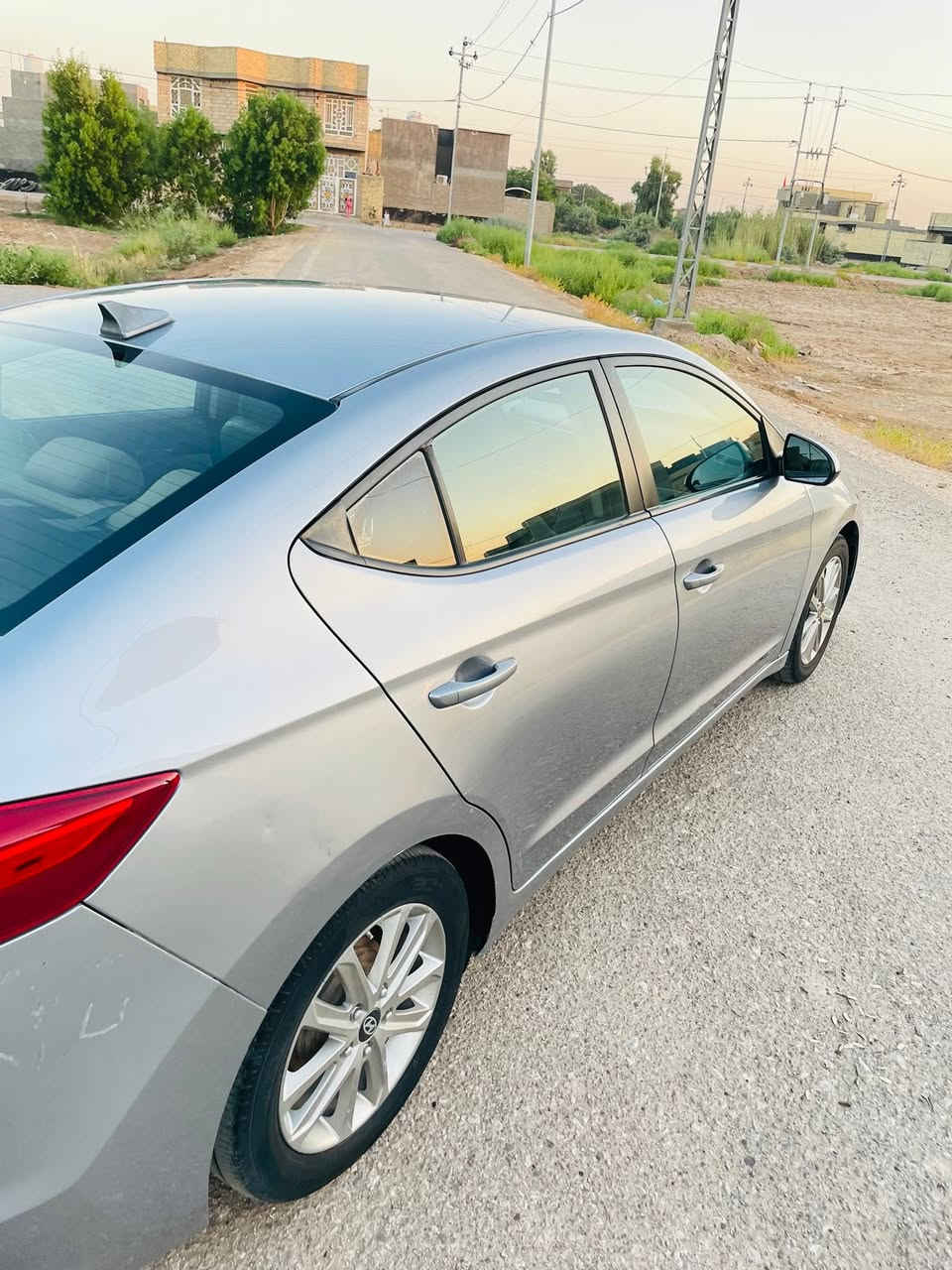 السلام عليكم ورحمة من رخصه الادمن للبيع هونداي النترا موديل ٢٠١٧ السياره امريكيه حادثه من امريكي جاملغ وبنيد وباب السايق وبل عراق بيه هلال خلفي ونص الباب الخلفي شواصي وتكم وحوض وقماره مكفولات بيه تصليح بل قاعه مال الدبل كير ومكينه وحداديه وتخم تاير وتبريد مكفولات رقم بغداد انكليزي بسمي هزه وسنويه ولوحات جدد مكينه ٢٠٠٠ مكفوله من الصوت والبخار والتنقيص السياره ماشيه ١٩٠ 
السعر ٩٨ وبيه مجال 
مكان السياره بابل تقاطع السده 
الهاتف ***********
