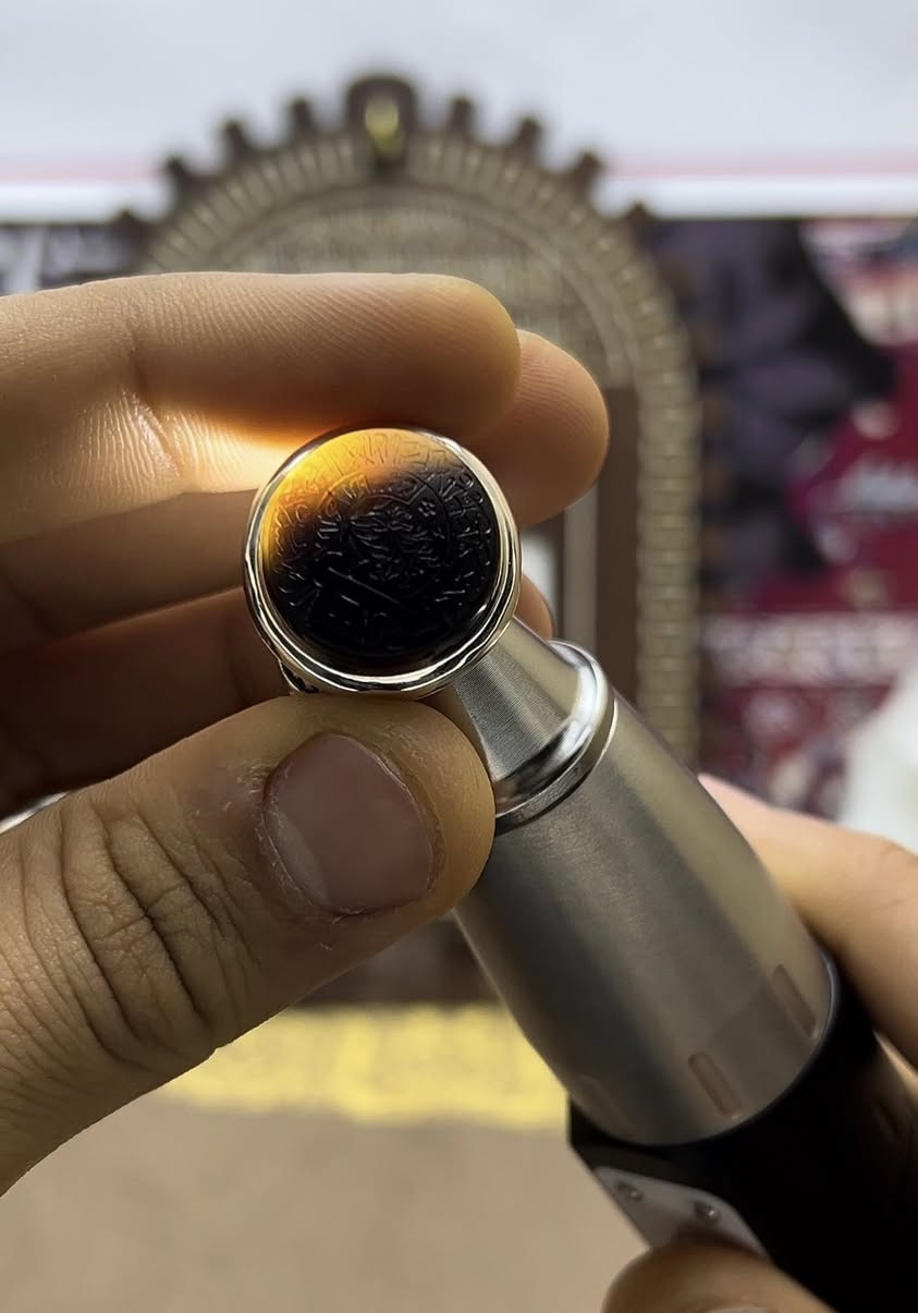 عقيق يماني اسود 
صياغة عرفان Vip 
خط الاستاذ الحي

مخطوط امام الحجر

قُلْ يَا أَيُّهَا الْكَافِرُونَ
(1)
لا أَعْبُدُ مَا تَعْبُدُونَ
(2)
وَلا أَنتُمْ عَابِدُونَ مَا أَعْبُدُ
(3)
وَلا أَنَا عَابِدٌ مَّا عَبَدتُّمْ
(4)
وَلا أَنتُمْ عَابِدُونَ مَا أَعْبُدُ
(5)
لَكُمْ دِينُكُمْ وَلِيَ دِينِ

خلف الحجر اللهم صل على محمد وال محمد ( الحي )
مقاس الحجر 18
مقاس الفضة 26
للاستفسار 
واتساب ***********
