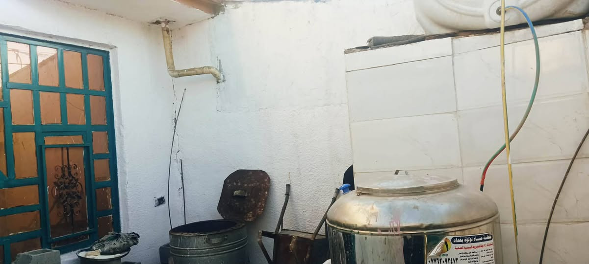 تم تنزيل السعر بسبب ضرف صاحب البيت
السلام عليكم بيت للبيع بشارع ابو علي ١٠٠ متر واجهه ١٠ نزال ٢٠  فرعه ١٠ متر سعره مناسب 28 نهايته 
   ويتوفر كافة الخدمات تبليط ماء مجاري كهرباء جاهز من كلشي 
والبيت فارغ كبل تجيب غراضك وتسكن بي 
معروض يم دلالية الصادق عنوان المكتب ببداية شارع ابو علي مقابل حسينية اويس القرني استفسار اكثر اتصل *********** بغداد, العراق
