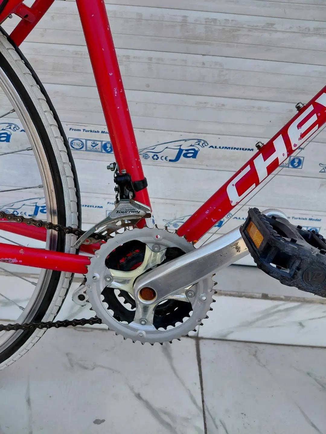 CHEVAUX 2018 حجم 28 / C700 كل الاجزاء المنيوم  الفريم حديد 3 × 7 سرعات من SHIMANO دبل امامي شغال  الدراجة جاهزة بدزن عيوب فقط شخوط بالفريم السعر 165 الف شامل التوصيل    ✈يوجد توصيل لجميع المحافضات ✈ كركوك مدخل سايدين حي الاسرى والمفقودين  معرض ابو شيفان ( *********** )
