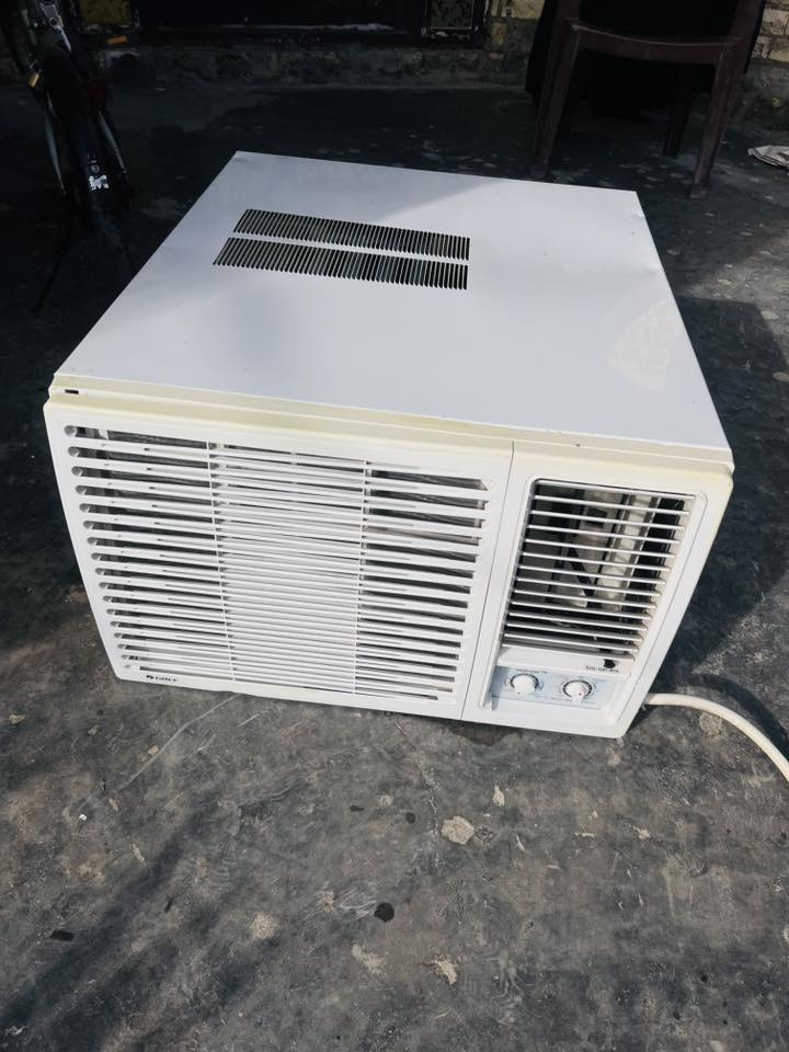 سلام عليكم
مكيف Gree مستعمل  80‎%‎ نظافه شغال تدفئه وتبريد 
السعر 350 وبي مجال 
للتواصل ***********

