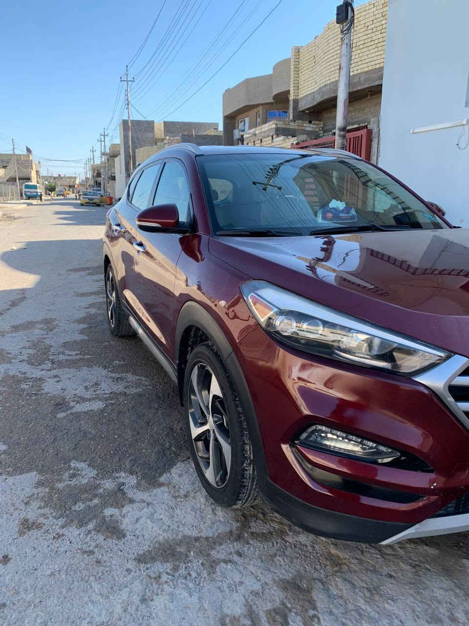 السلام عليكم
توسان 2017 للبيع 
وارد امريكي ضربتها بسيطه بس البنيد ومصلح بدون تبديل أي قطعه ماشيه74 الف ميل
 السياره فول  تيربو داخل السياره كريمي كشنات جلد تحكم ستيرن نقطه عمياء وبعد بيها ۿـۅايہ مواصفات السياره كامله ومناقصها شـჂ̤ سنويه جديده ب اسمي مكان السياره جسر ديالى بغداد 
السعر 155 وبيها مجال 
***********
