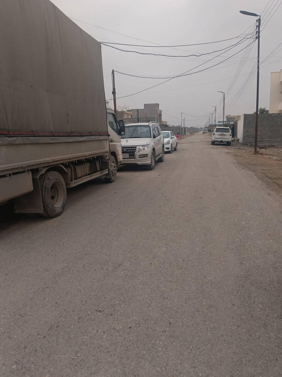 السلام عليكم بيت مساحته 300متر واجهة 9نزال 37 يحتوي على غرفه نوم واحده واستقبال ومطبخ وصحيات 2كامل بس ما مكيش الصحيات سيراميك كاملات طابو زراعي سند 25 هورجب شارع المنتجع السعر 70وبي مجال للاستفسار الاتصال على ***********
