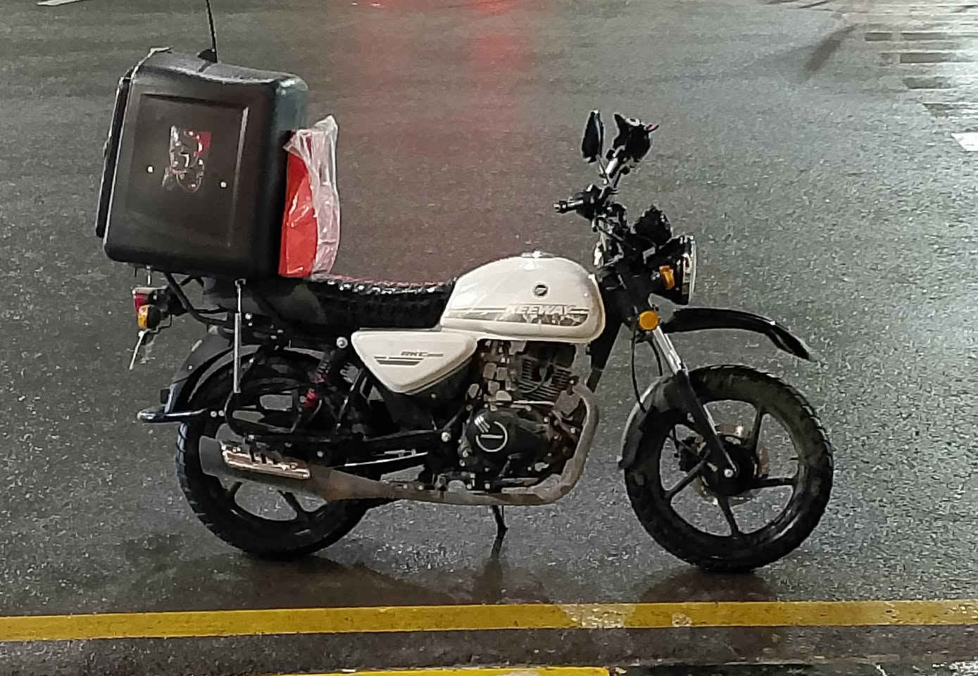السلام عليكم اخوان دراجة Rk الجديدة نضام جبلي حجم المحرك 200cc موديل 2025 رقم اربيل اشتريتها قبل 4 اشهر كاملة مكملة كلها بلادي اليوم ردتت اتفيتر بيها وابدل كلجاتها كاعد افتح المحكان مال دهن ونكسر بيدي ونكسرت الشوته هم 
عالعموم طولت عليكم اريد ابيعها على حطتها الشراي يتصل ***********
