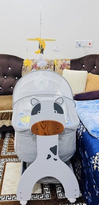 للبيع 🔴 سرير طفل مامستخدم نهائي كلو شغال من ناحية الصوت الاضائة الالعا...