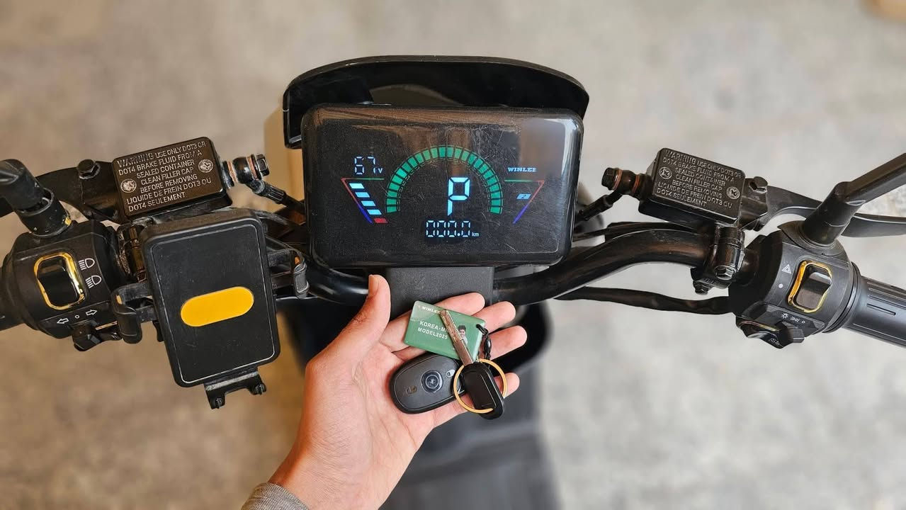 ⚡️ للبيع: دراجة شحن R7 -موديل 2025 الجديد ⚡️
النسخة الأقوى والأسرع (أداء يتفوق على R9)

الدراجة بحالة الزيرو (جديدة)

العنوان (المكان): كربلاء المقدسة

🛠 المواصفات الفنية والأداء:

السرعة القصوى: 109 كم/ساعة (حقيقية).

نظام القيادة: 4 سرعات مختلفة + خاصية الرجوع للخلف (بگ).

البطاريات: طقم 5 بطاريات ونلي (60V / 32A).

الحجم: 300-10 (أكبر حجم متوفر).

نظام الكبح: بريكات دسك هيدروليك (أمامي وخلفي) لأمان عالي.

الإطارات: تيرات جوبلس (Tubeless) مع ويل كب مميز.

🌟 الإضافات والرفاهية:

التصميم: لون أسود ملكي مميز (حتى الويل باللون الأسود).

التحكم: تشغيل عن بُعد (بصمة)، مفتاح 🔑، وكارت لمس (NFC).

الشاشة: شاشة رقمية ذكية لعرض (السرعة، المسافة، مستوى الشحن، وكشف الأعطال).

الإضاءة: نظام LED متكامل (نهاري، ليلي، إضافي، وخلفي) مع دبل إشارة.

الأمان: جهاز إنذار ضد السرقة + قفل التاير الخلفي + قفل السرج والبطارية.

🔋 ميزات إضافية:

بايدر مساعد (يعمل على شحن البطارية أثناء القيادة).

نظام تعليق مريح (4 دبلات: 2 أمامي و 2 خلفي).

💰 السعر:

 💵 450 ألف 💸

📍 المكان: كربلاء

📞 للاستفسار والطلب: اتصل على الرقم *********** أو المراسلة خاص.
