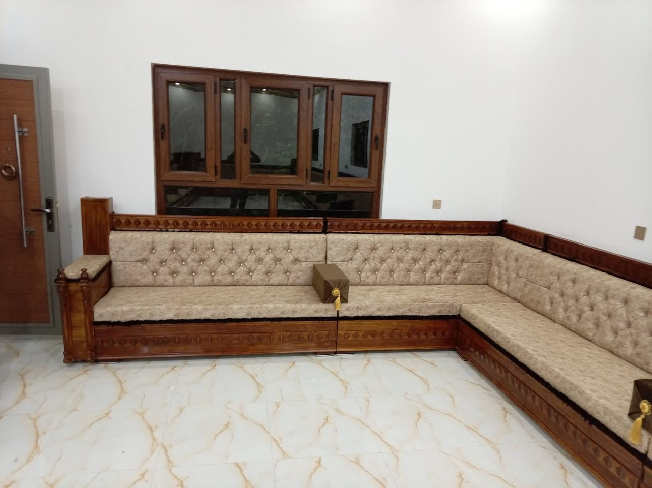 معمل بيت عاشور
بإدارة أحمد عاشور
***********
نعمل بنظام القسط والنقد✋✋✋

