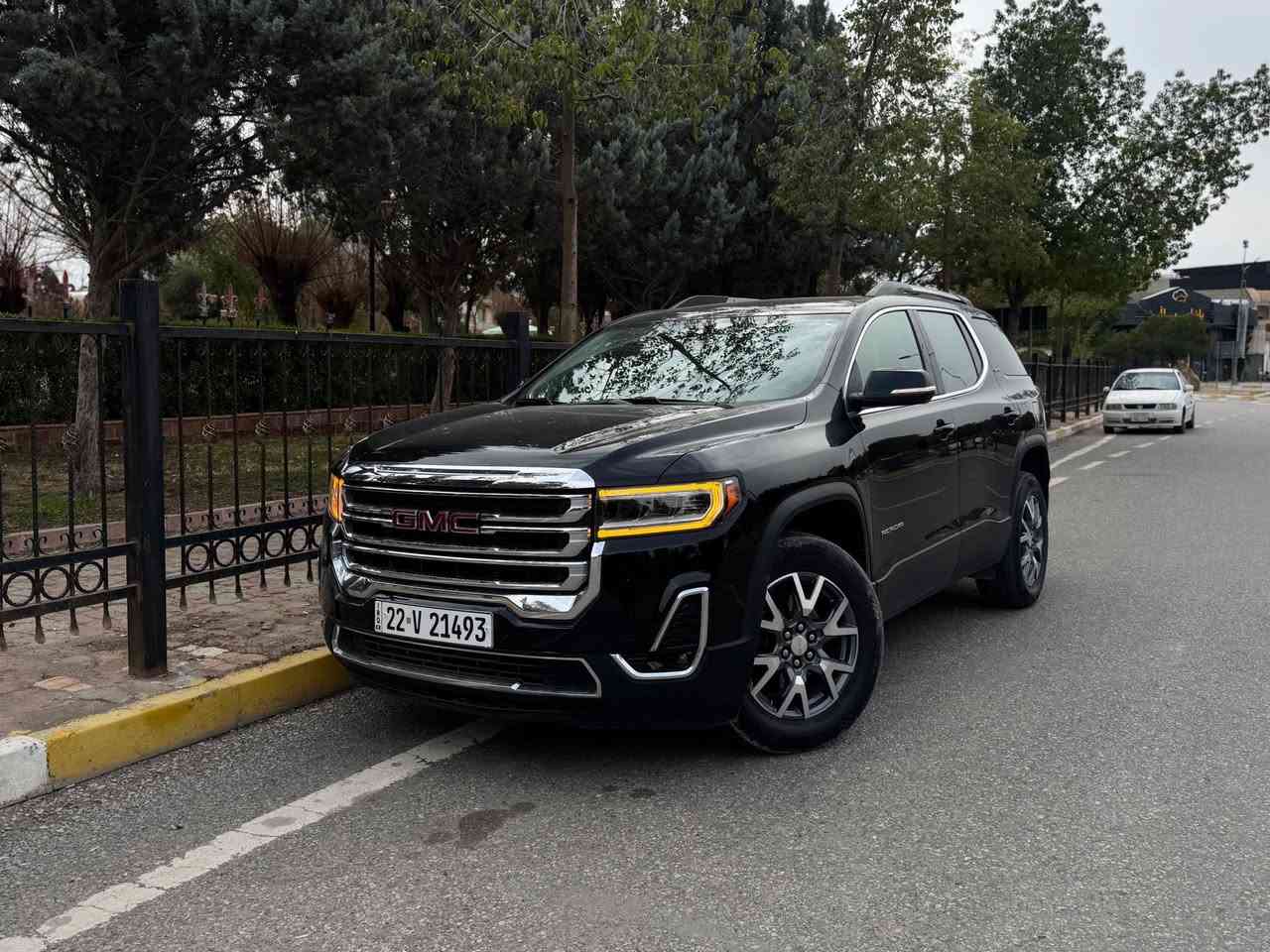 GMC ACADIA 2023 SLT
(جميع الايرباكات سليمه)
ترقيم اربيل جديد ب اسمي 
فول الفول عدا الفتحة  

الحادث موضح بالصور بجم كبس حادث جداً بسيط بدون دواخل (شواصي ولغود مكفوله وجميع الايرباكات سليمه  )  بيها جاملغ وباب مصبوغ وعندي بيها سونار 

المواصفات :
‎(٧ راكب - ٣ قطع تبريد - داخل لونين( ابيض وجوزي
‏‎فور ويل(AWD) - كشنات جلد - تشغيل عن بعد
- نقاط عمياء - رادارات (٣٦٠ ) امامي خلفي جانبي - 
صندوق كهرباء ( ويفتح بالرجل ايضا ) - سستم صوت (bose) - داتا شو - تدفئة كشنات - كشنات كهرباء
‎تحديد مسار - حساسات امامي وخلفي - اوتو ستوب - توقف ذاتي عند الاقتراب من السيارات - قفل تلقائي - مراية تعتيم ذاتي + اشاير  - سايد بريك بصمة - فول تحكمات ستيرن - اضاءة العالي اوتو - منظومة زنون بلادي -اربع وضعيات قياده    
‎وبعد بيها هواااي مواصفات
محرك ٢٠٠٠ تيربو (اقتصادي وسريع)
ماشية ٦٠ بعدها على مشي امريكا  

السعر : 242 وبيها مجال بسيط
‏‎السيارة جديدة بمعنى الكلمة وبالواقع بعد احلى وجاهزة 
بدون اي نقص وكل التفاصيل مذكورة بالكامل 
مكاني اربيل او بغداد 
اي استفسار هذا رقمي 
***********

