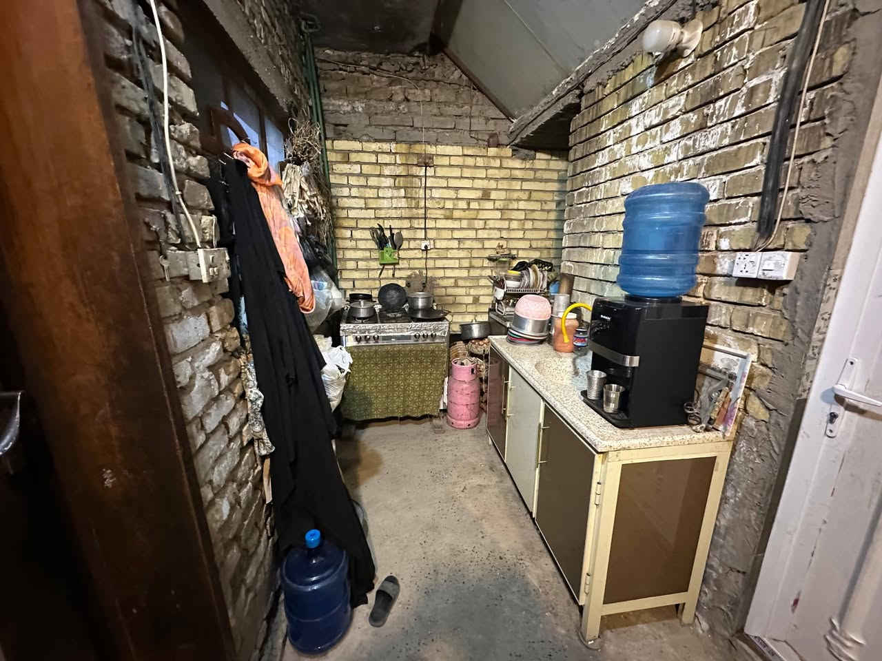 ​🏡 دار للبيع في بغداد - الشعلة (الرحمانية) 🏡
📍 الموقع:

بغداد / الشعلة / الرحمانية - قطاع 22 (دربونة ملا محسن).

​📐 تفاصيل المساحة والنوع:

​المساحة: 80 متر مربع.

​نوع العقار: قطة خلفي طابو صرف

​حالة البناء: بناء حديث ونظيف (بناء بعد السقوط).

​عدد الطوابق: طابقين.

​🏢 تفاصيل الغرف والتصميم:

​الطابق الأرضي: غرفتين نوم + مطبخ + حمام ومشتملاته.

​الطابق العلوي: غرفتين نوم.

​📞 للاستفسار والاتصال:

يرجى التواصل عبر الرقم التالي: ***********
