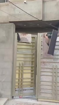 بيت مساحته ١٠٠ متر مسلح رفت بناء حديث قاطين قريب الشارع خدمات ماء مجار...