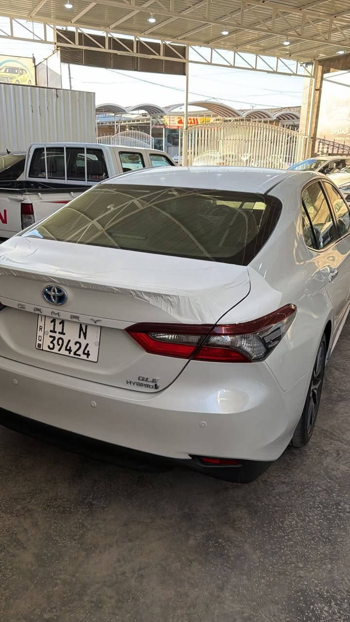 السلام عليكم كامري هايبرد وكالة عبدالطيف ماشية 11 الف بيهة بارد بسيط بجهة اليمنى مكانهة النجف السعر 245 وبيها مجال فول السيارة تواصل ***********
