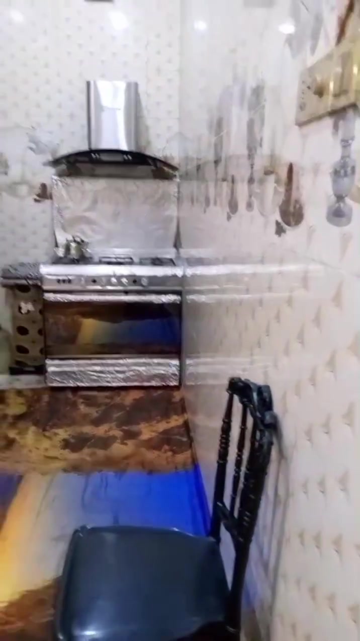 عندي بيت للبيع ١٠٠ متر بحي النصر قرب مدرسه التضامن للبنات منطقةال٢١ واجهه ٥نزال ٢٠ بناء جديد سنة ٢٢ بناء طابوك جمهوري....... بناء حديث وخريطه تخبل اساس وسكف صب مركزي  
غرفه نوم وصاله ومطبخ.مفتوح ع صاله تصميم تركي  ومكشوفه وحمامات داخليه وخارجيه واستقبال ومخزن فوك وهيكل غرفه  البيت عالي عن الشارع وكوله سيراميك للسكف والارضيه كاشي البيت جديد كلشي معايز🤲سعره ١٢٠ وبي مجال للشراي ***********📞
