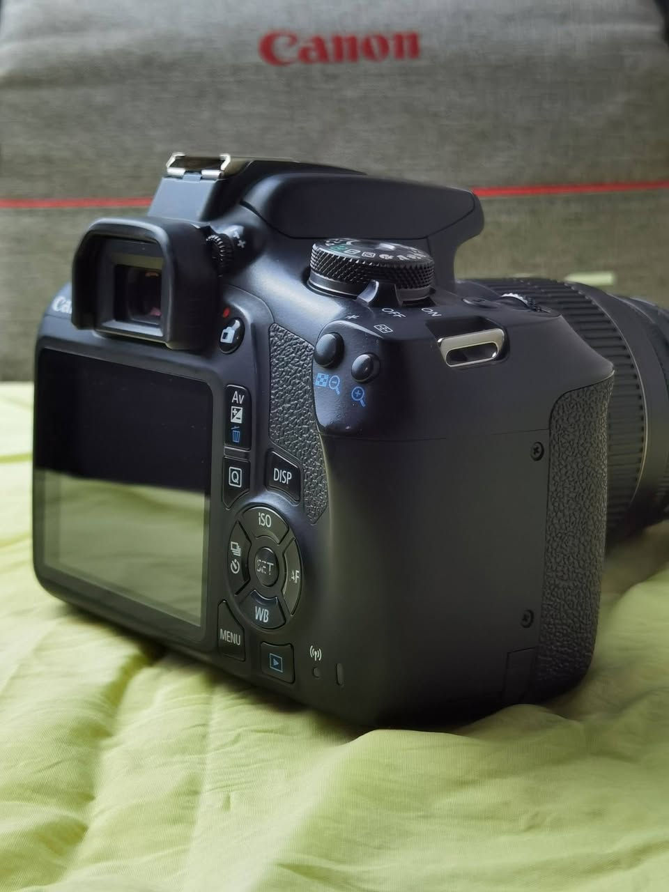 كاميرا كانون Canon EOS 2000D DSLR
كاميرا جدا نظيفة مال بيت وگدامكم الصور، نهائياً ما متعوبة شترها بحدود 15K

دقة 24.1 ميجابكسل حقيقي 
مستشعر APS-C CMOS
تصوير فيديو Full HD 1080p
شاشة 3 بوصة
تدعم Wi-Fi
9 نقاط تركيز نقطة مركزية مزدوجة التقاطع
سرعة تصوير 3 صور/ثانية
بطارية تدوم 500 صورة
وزن 475 غرام

ملحقات 
 عدسة Canon EF-S 18-55mm III
فلتر UV ياباني
بطارية
شاحنة
جنطة

السعر 265 الف
توصيل لجميع المحافظات


**إذا كنت صاحب هذا الإعلان وتريد حذفه لأي سبب، رجاءا أرسل رسالة إلى الدعم الفني**