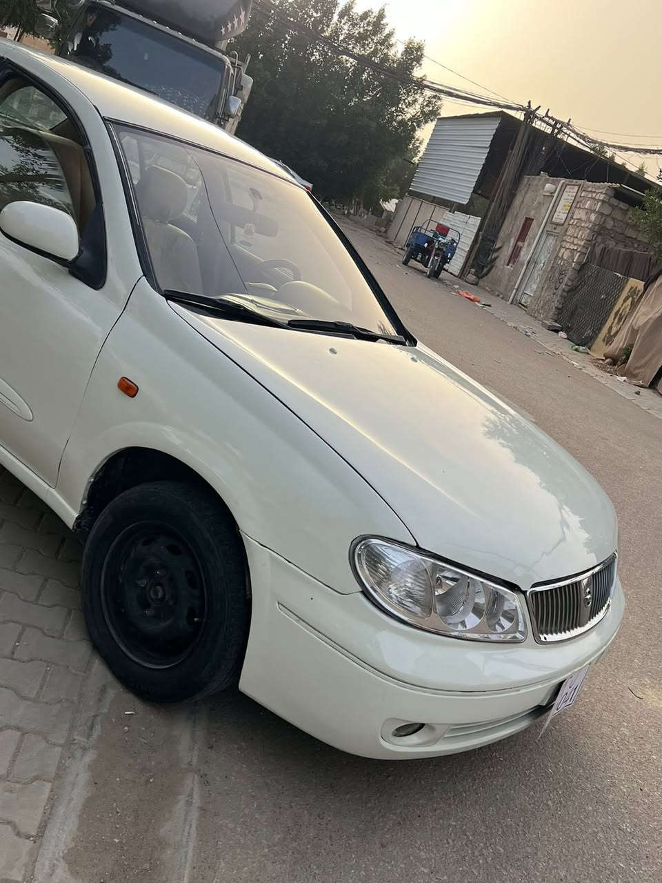 نيسان صني ياباني موديل 2005 سياره كير اوتماتيك. رقم بغداد أنكليزي سنويه بسمي مجدده 31 وهزه جديده سياره حلوه وجاهزه مكينه حلوه حداديه حلوه السياره جانت بسمي رقم صدامي وحولته أنكليزي مكفوله من الضربه القويه صبغ عام جماليه السعر70وبيه  مجال الاستفسار *********** او ***********
