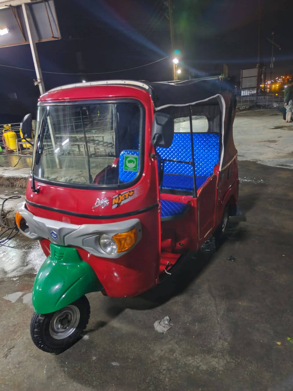 السلام عليكم تيك توك بياجو موديل 2022 اوراق كامله اصولي 10 تخم تاير جبلي تخمويل كهربائيات كلها شغاله لا تنقيص ولا تبخير تيك توك جديده بلادي لا ضربه ولا صبغ ولا معجون مثل ما موضح بالفيديو التوك توك على نظام الشركه كل شيء ما ناقصها تخاف من عيون الناس لا تشتريها مكان بغداد للاستفسار ***********
