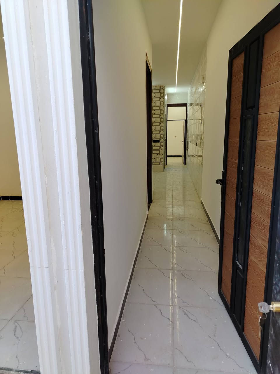 سلام عليكم يتوفر لدينا دار للبيع مساحه 100م طابقين يحتوي على غرفتين نوم واستقبال وصاله ومطبخ وخدمات بيت جديد بعده ما مسكون خدمات كامله العنوان نهاية الشرطه الخامسه الدوانم قرب جامع ملك القدوس للاستفسار الاتصال على الرقم التالي *********** السعر مناسب جدا 83 وبي مجال
