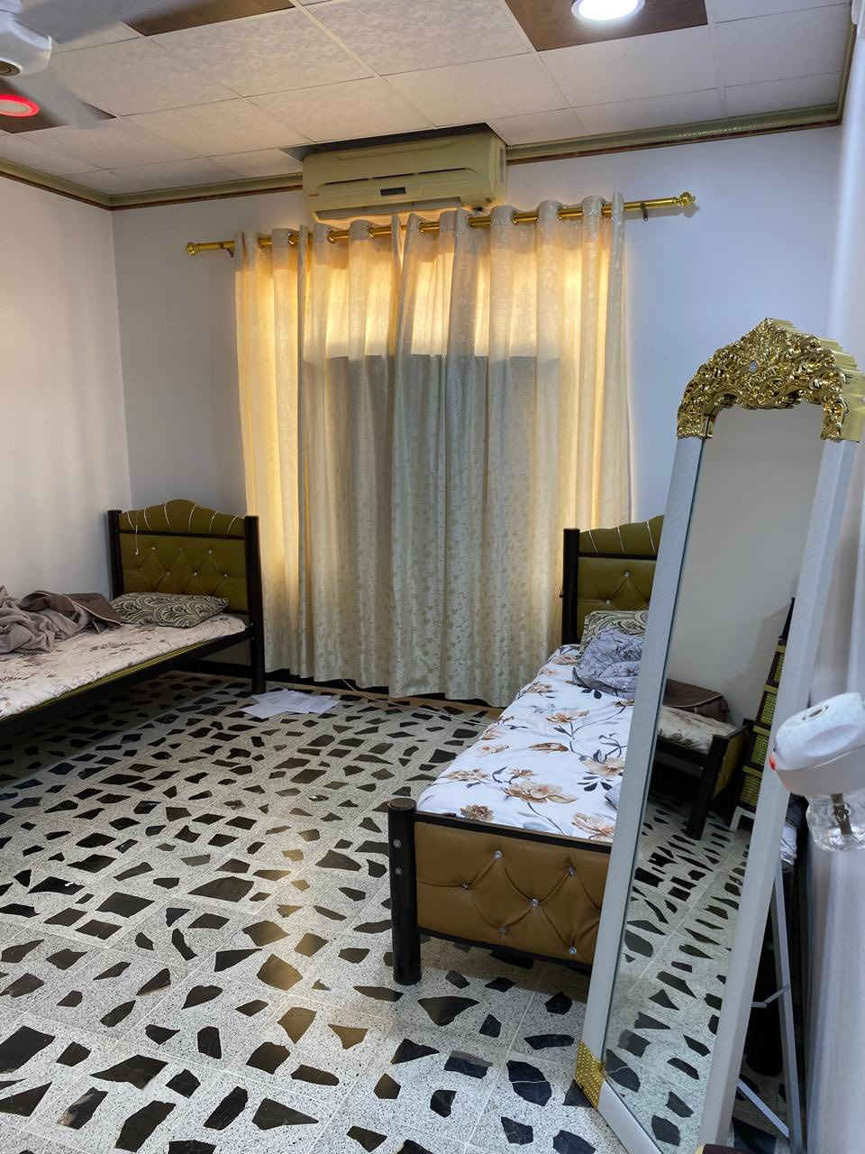 دار للبيع حي الصديق الاولى مقابل باب كلية طب الاسنان
يبعد عن السايدين ( 125) متر الدار  المساحة الكلي 250م  العمق ( ٢٠ ) متر  الواجهة (  ٥ ، ١٢ ) متر الطابق الارضي غرفتين نوم + هول كبير + استقبال + مطبخ مع مخزن + صحيات + كراج يسع سيارتين                                 الطابق الاول غرفتين + هول + صحيات سطح ناصي ودرج مع سطح عالي بناء(درجة مميزا  )  بحالة جيدة يصلح للسكن                       لتفاصيل اكثر مراجعة مكتب دور الموصل مقابل باب طب الاسنان او الاتصال بالرقم                   ***********–***********—***********#
