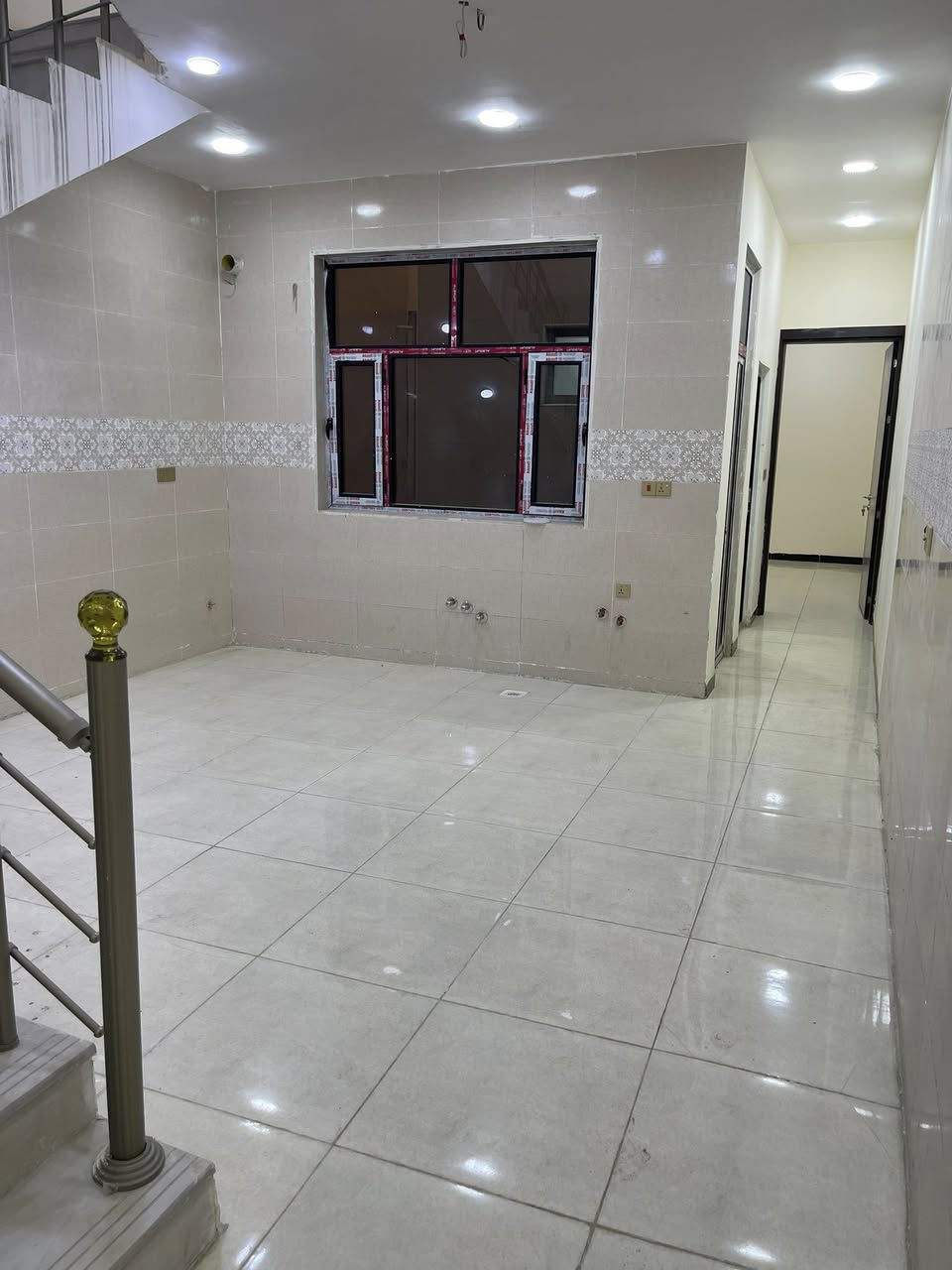 السلام عليكم   /مكتب الحداثة
الدار للبيع   المساحه 100 متر 5*20   عدد البيوت 2🏠🏠

يحتوي على استقبال ومطيخ حار + بارد 

ويحتوي على صحيات عدد 2 

وثلاث غرف نوم 3🛏️

ويحتوي على سطحين امامي وخلفي ومخزن في الطابق الثالث 

موقع البيوت  🏠 (المخابرات)

ملاحضة/ اي استفسار مراجعه مكتب الحداثة الموقع ديوان مخابرات شارع ٦٠ 

الستفسار على الرقم 
***********
***********
***********
