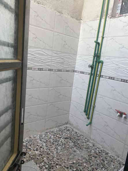 سلام عليكم دار للبيع المساحه 100 متر مربع 
بناء حديث طابق واحد 
يتكون غرفه نوم كبيره حولي استقبال مطبخ استقبال 
العنوان بغداد راشديه منطقه 7 نيسان 
خدمات كامله ماء كهرباء مدارس قريبه كلش عل تبليط مباشر 
للاستفسار ***********
