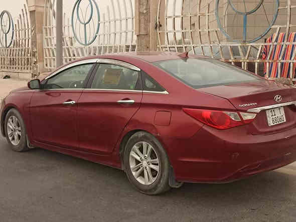 السلام عليكم بيع مستعجل
سوناتا للبيع 
موديل 2011
ضربته كما موضحه كدامكم
تايرات تخم كامل 
صدره نضيف 
تبديل دهنه الله شاهد 75الف اصلي وكاله
سياره نضيفه الى درجه
للتواصل فيس متواجد او رقم الهاتف
***********
***********
