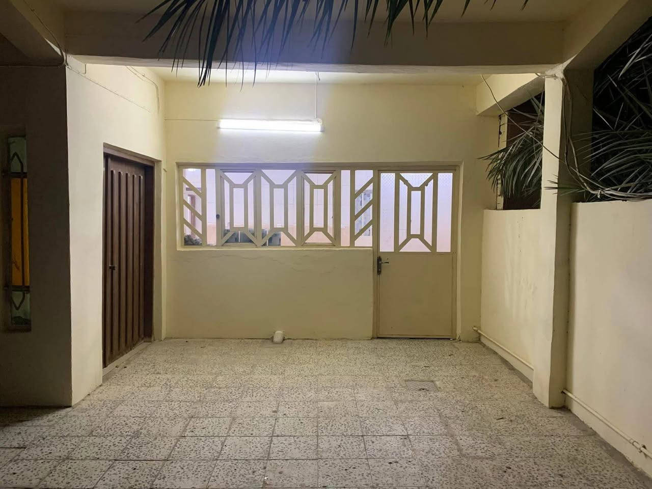 بيت للبيع 200 متر اربع غرف نوم استقبال مطبخ برميم جديد في حي صدام مقابيل جامع القدوس على الساحه السعر 145مليون مع المجال للاستفسار مكتب عين اليرموك ***********
