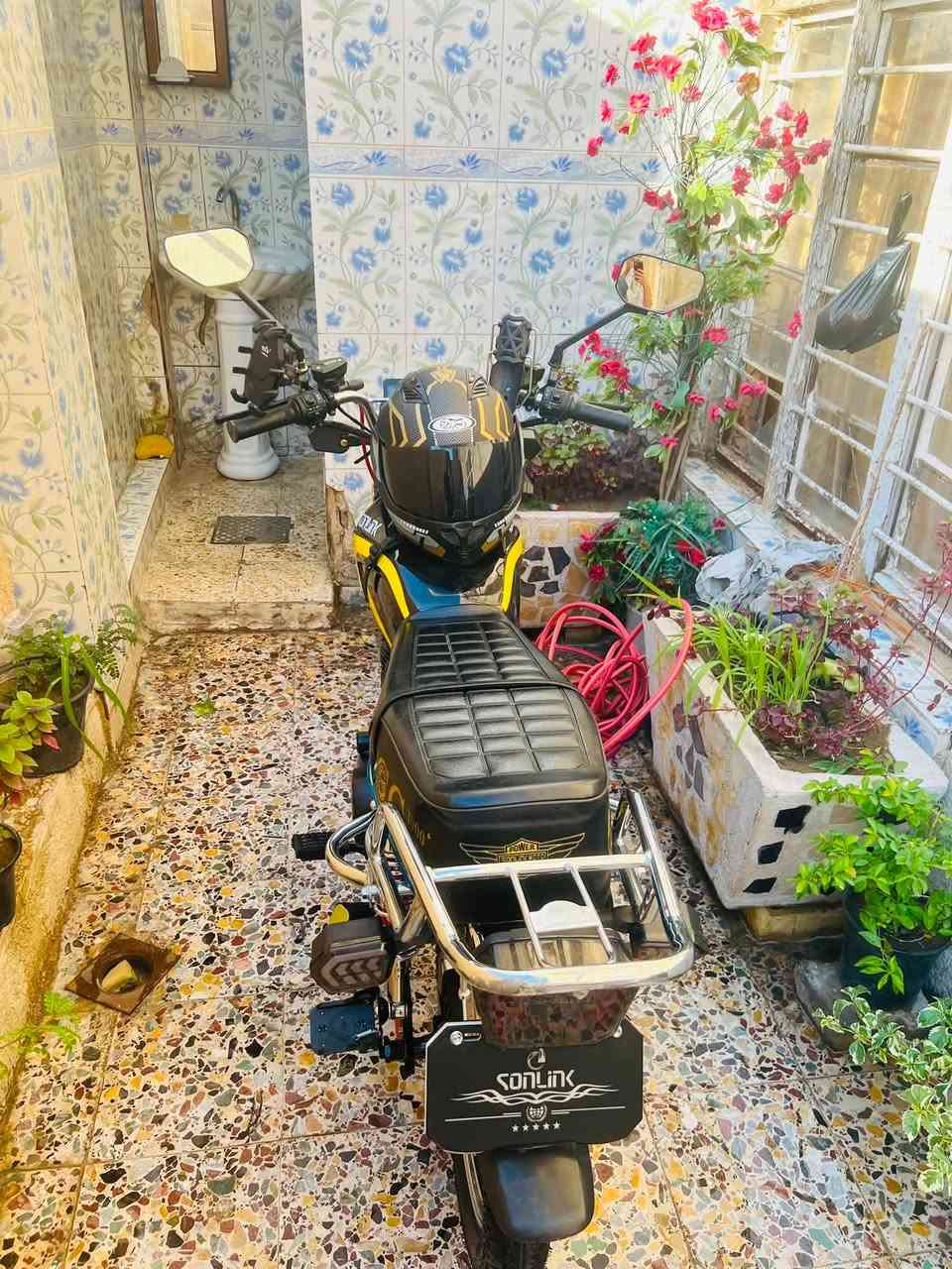 بسبب الوعود الكاذبة اعيد النشر
سلام عليكم شباب من رخصة الادمن
عندي هاي الدراجة صار شهرين من اخذتها 
دراجة شحن اخذتها من شركة سيزر 
دراجة تخبل الله شاهد ومتصرف شحن وجانت تمشيني كلش هواي بالشحنة الوحدة وبيها 3 سرع 
والدراجة بعدهي جديدة والله العظيم حتى الچيس بعدة بيها بس احتاجيت واريد ابيعها 
الدراجة برغي واحد مامفتوح من عدها والقران 
اني اخذتها ( بمليون و 800 )
قيم باليرضي الله واخذها بالعافية 
موجود على الخاص وعلى الواتس اب
مكاني بغداد 

‭***********‬
