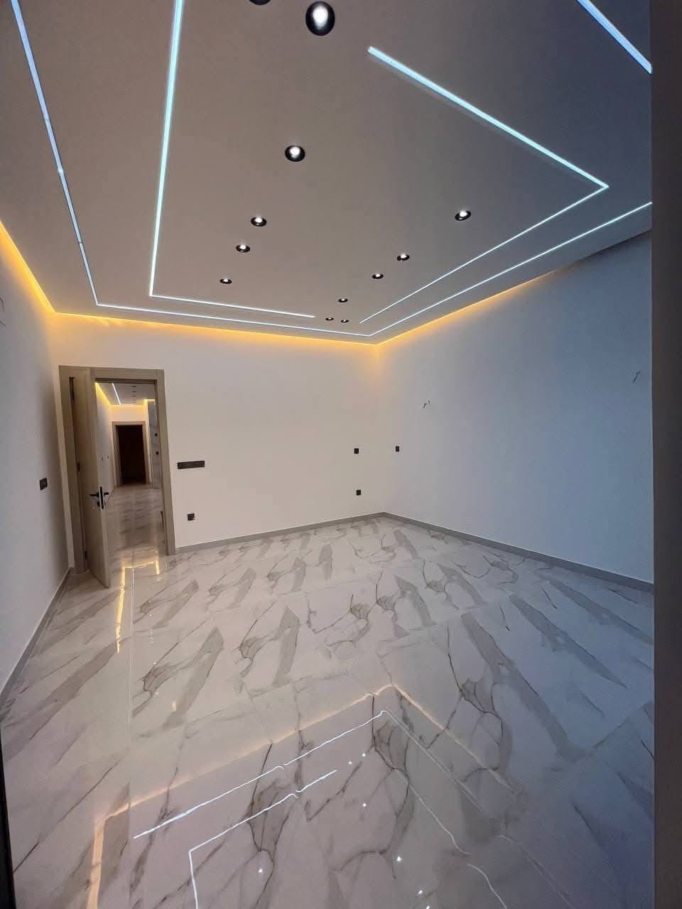 🔥دار زيرو للبيع حي _ الجامعة 
المساحة 113 متر _ واجهة 5 متر 

يحتوي: 4 غرف نوم صالة مطبخ 2حمام منورين و2 سطح 
شارع عريض مع رصيف 

للاستفسار *********** 
مكتب أمير علي للعقار المنصور حي دراغ شارع جامع دلال الكبيسي 
#حي_الجامعة #بغداد #عقارات_بغداد #بيت_زيرو #بناء_حديث #شارع_الربيع #اليرموك #المنصور #عقارات_حي_الجامعة

​#PropertyTour #LuxuryLivin  #DreamHome #Explore #العراق #بغداد #ريلز_عقاري
